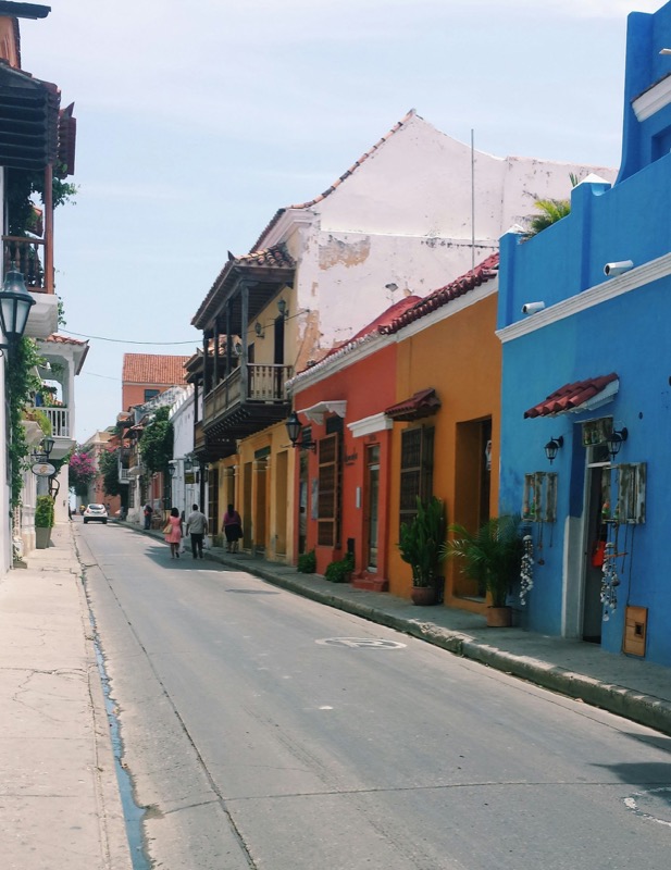 Gata i Cartagena med fasader i blått, gult och orange