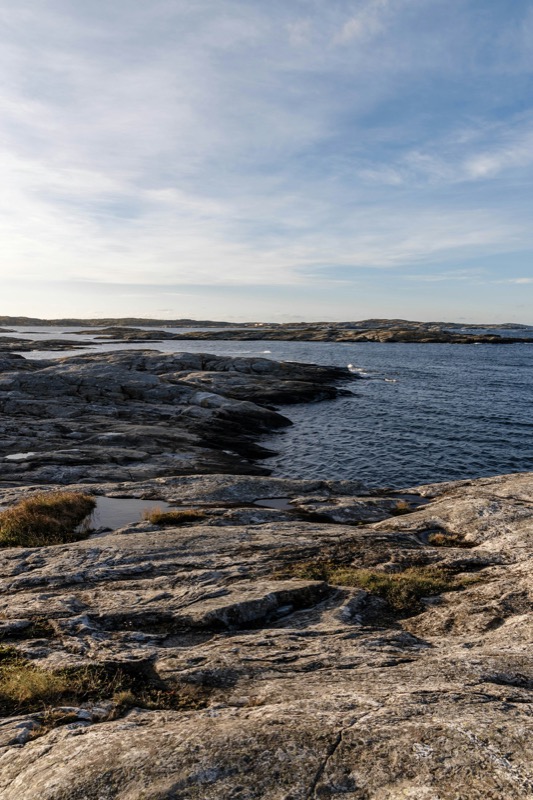 Slipade klippor mot öppet vatten i skärgården